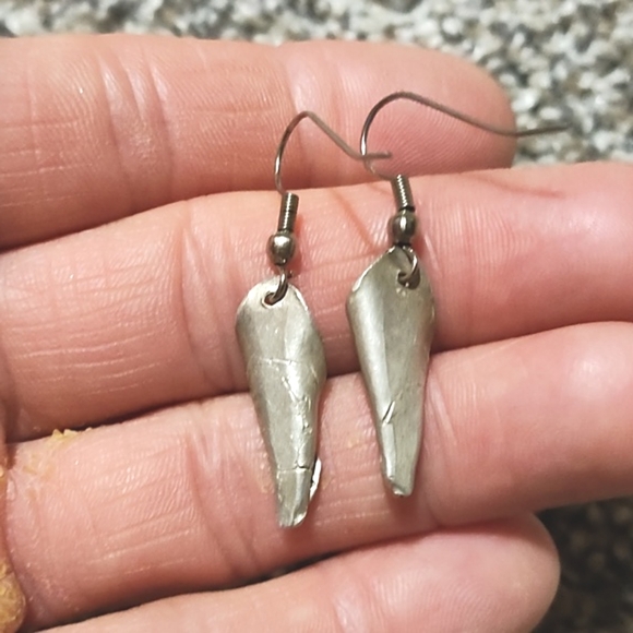 VINTAGE SILVER-TONE LILIES AND IVORY FAUX PEARL DROP HOOK 1.1" EARRINGS - Picture 5 of 7